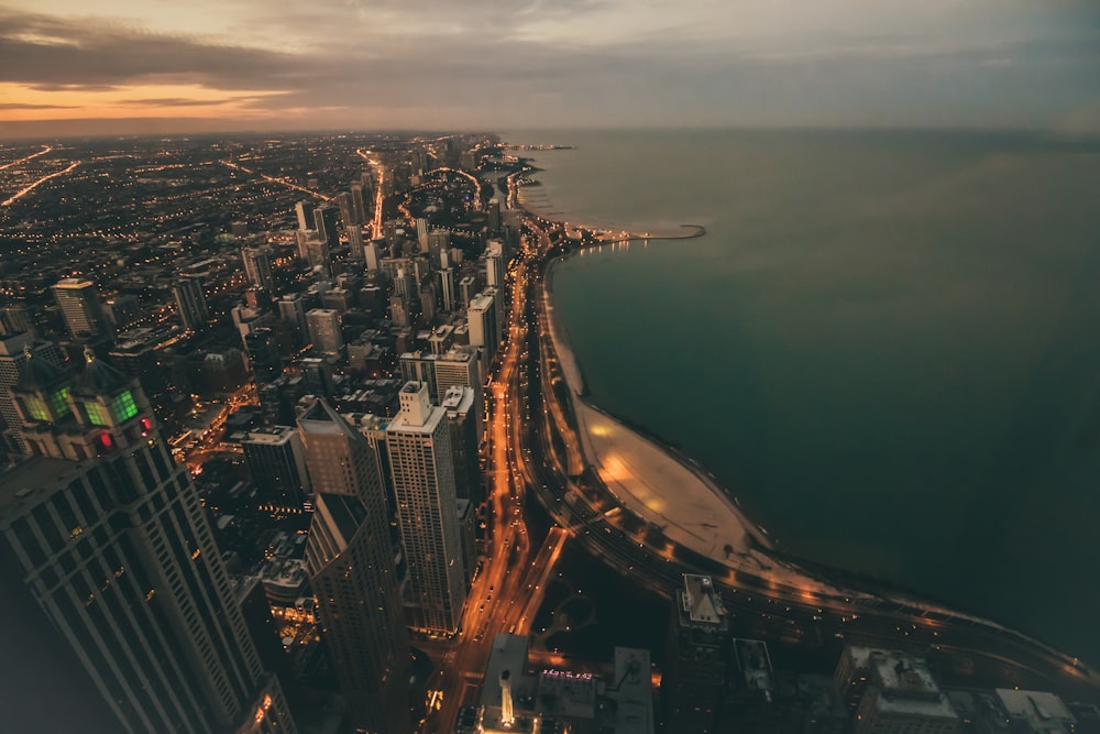 Fotografía aérea del horizonte de la ciudad cerca del océano durante la hora dorada