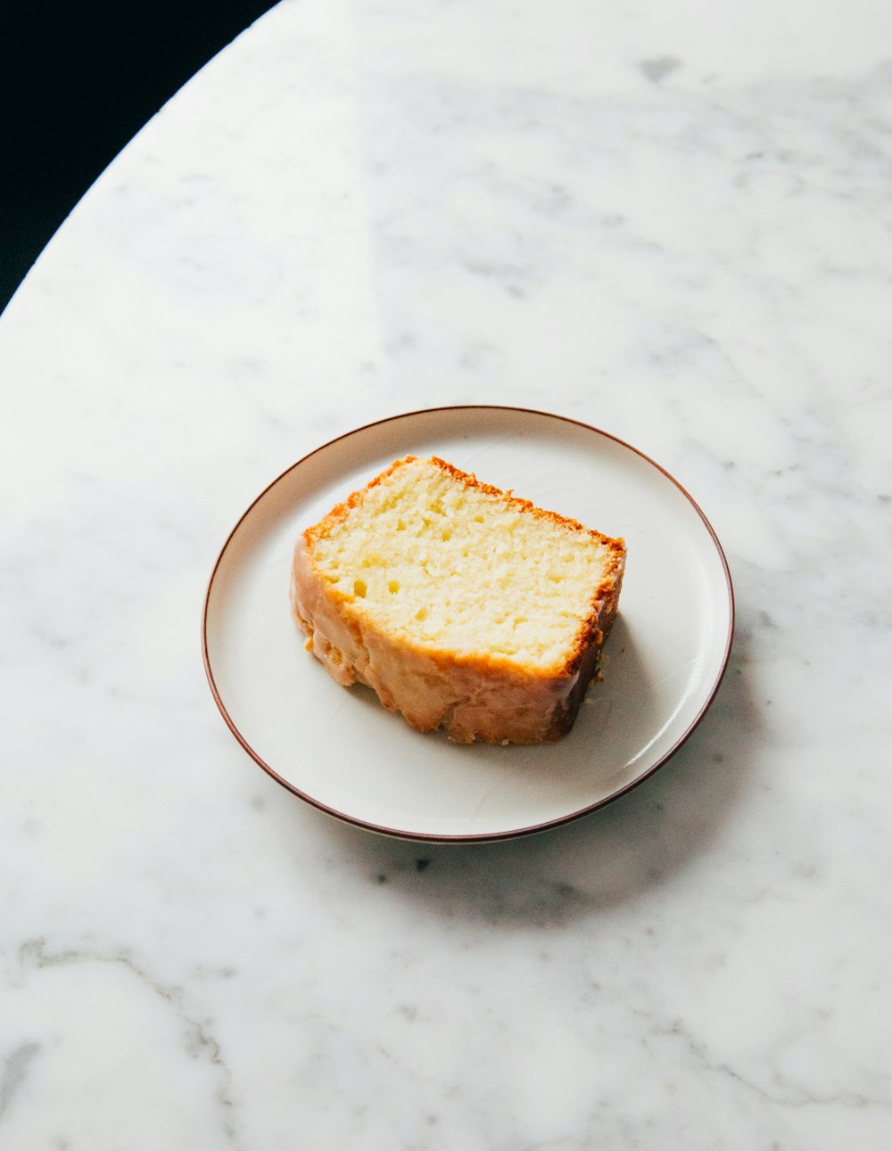 Rebanada de pastel en plato blanco