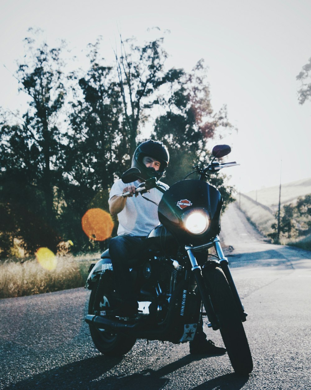 Mann fährt Motorrad