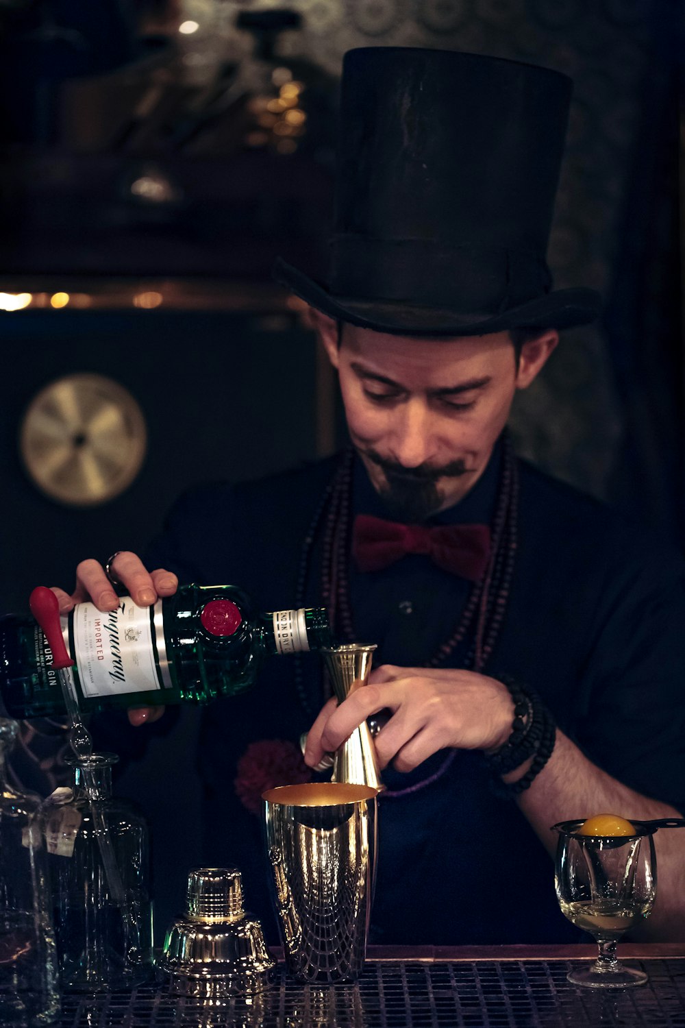 hombre vertiendo el contenido de la botella en un recipiente de acero inoxidable