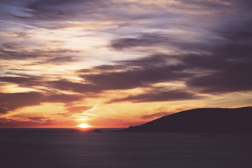 Sonnenuntergang über dem Horizont