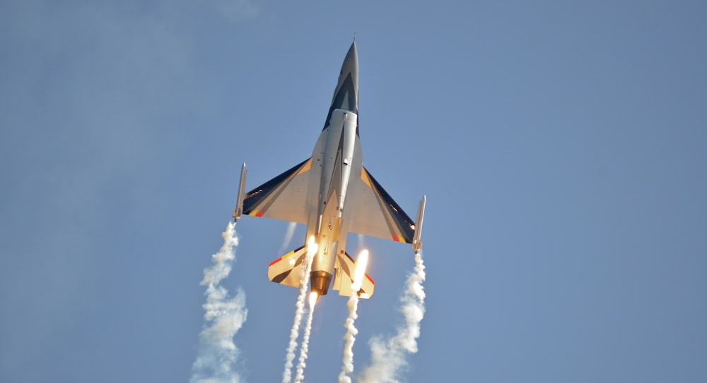 avion blanc et noir dans les airs pendant la journée