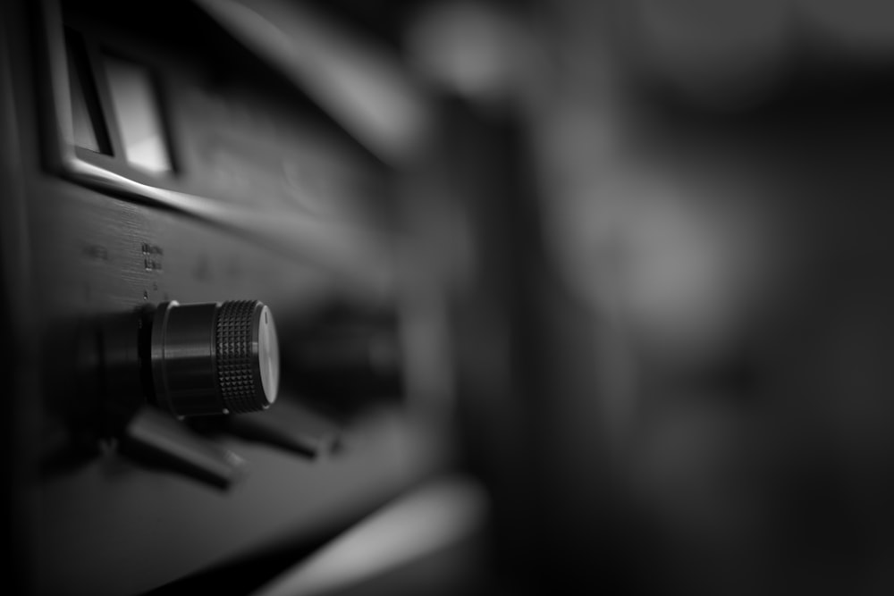 a black and white photo of a knob on a stove