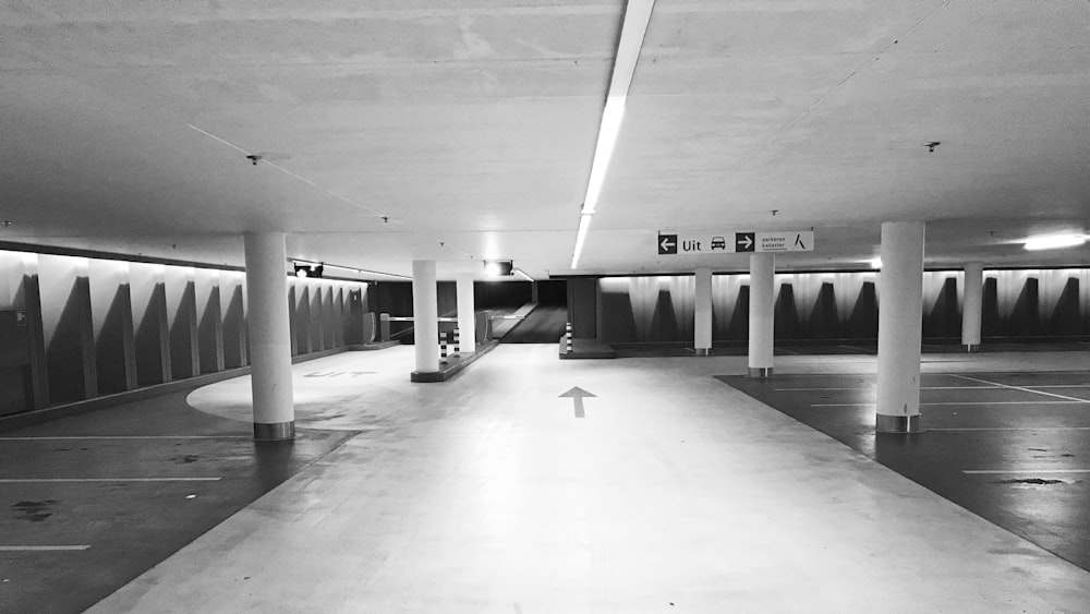 Photo en niveaux de gris du parking de l’immeuble