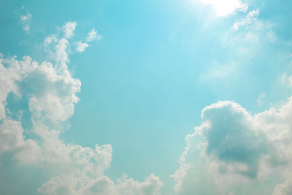 昼間の澄み切った青空の下に雲