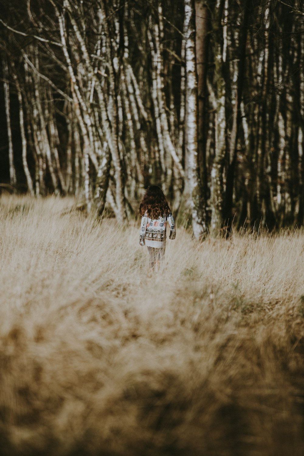 menina na floresta