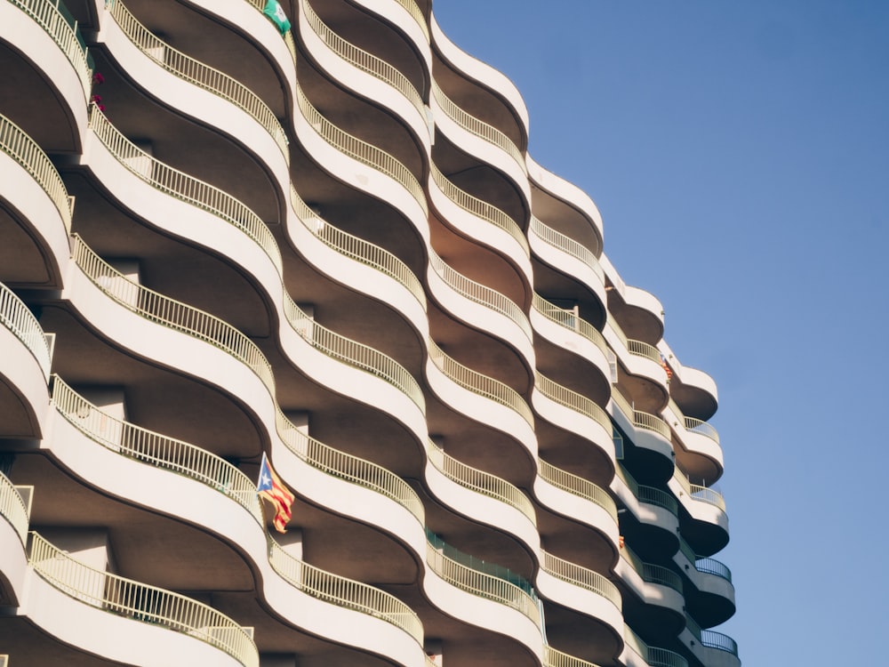 Photographie en contre-plongée d’un bâtiment en béton blanc