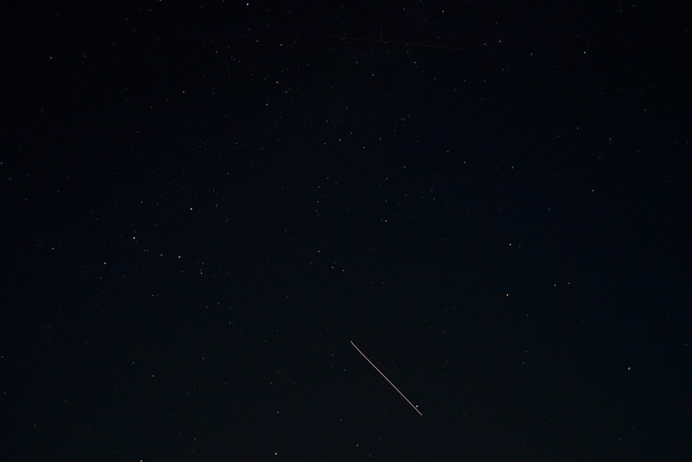 Un avión volando en el cielo por la noche