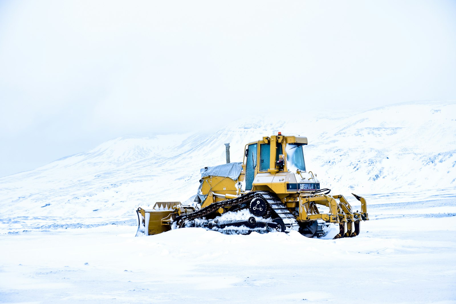 Tamron SP AF 17-50mm F2.8 XR Di II VC LD Aspherical (IF) sample photo. Pay loader on snow photography