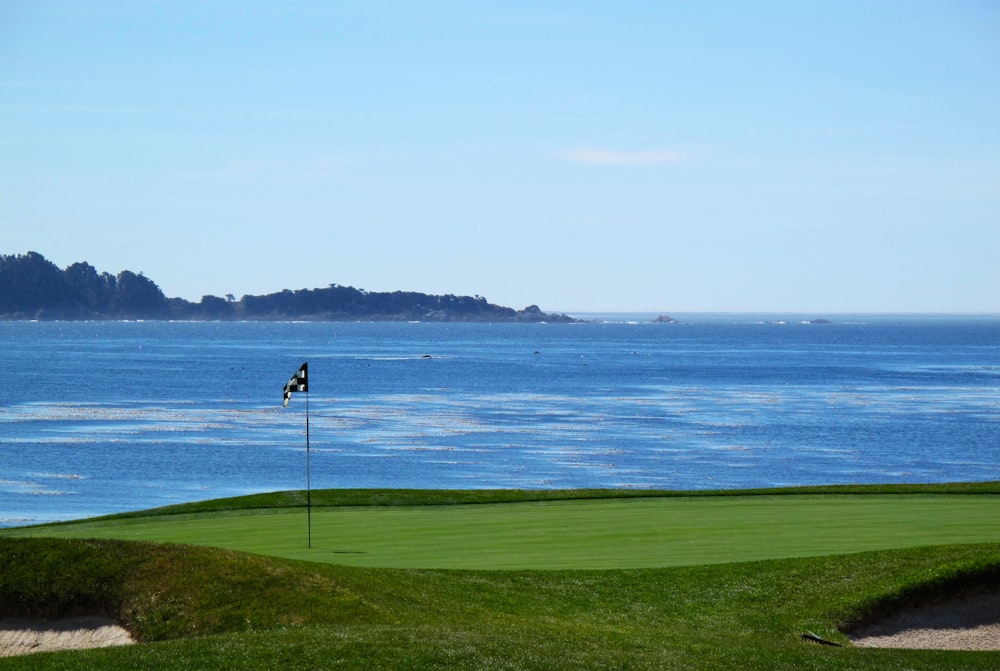 Campo de golf cerca del cuerpo de agua