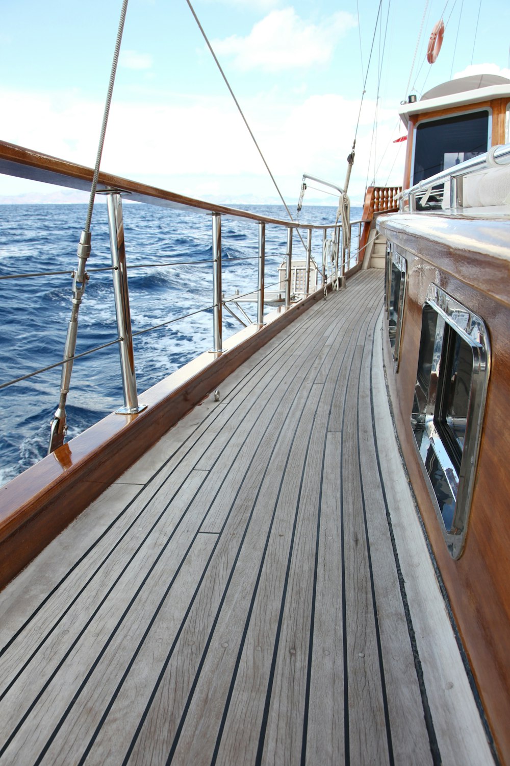 茶色の船の甲板の写真
