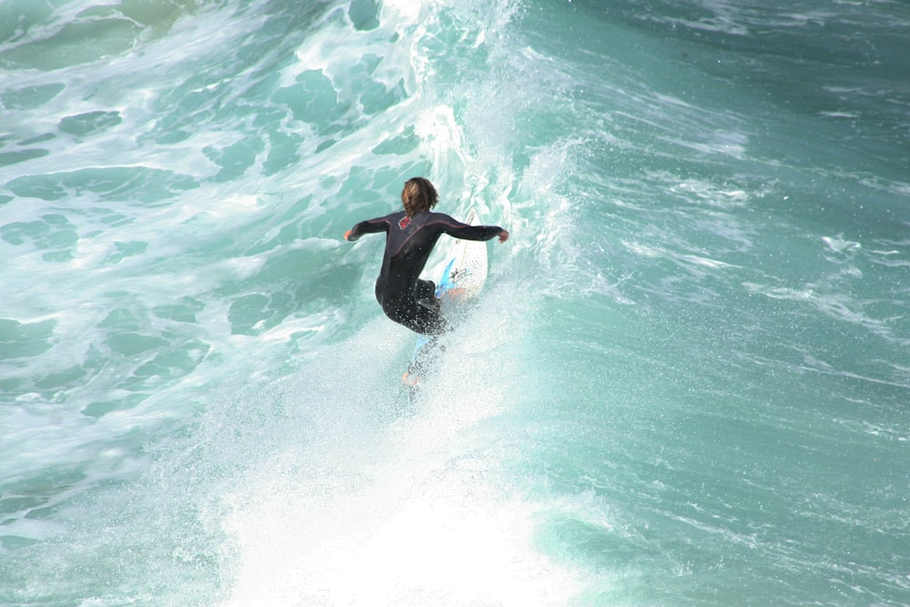 mulher surfando em ondas