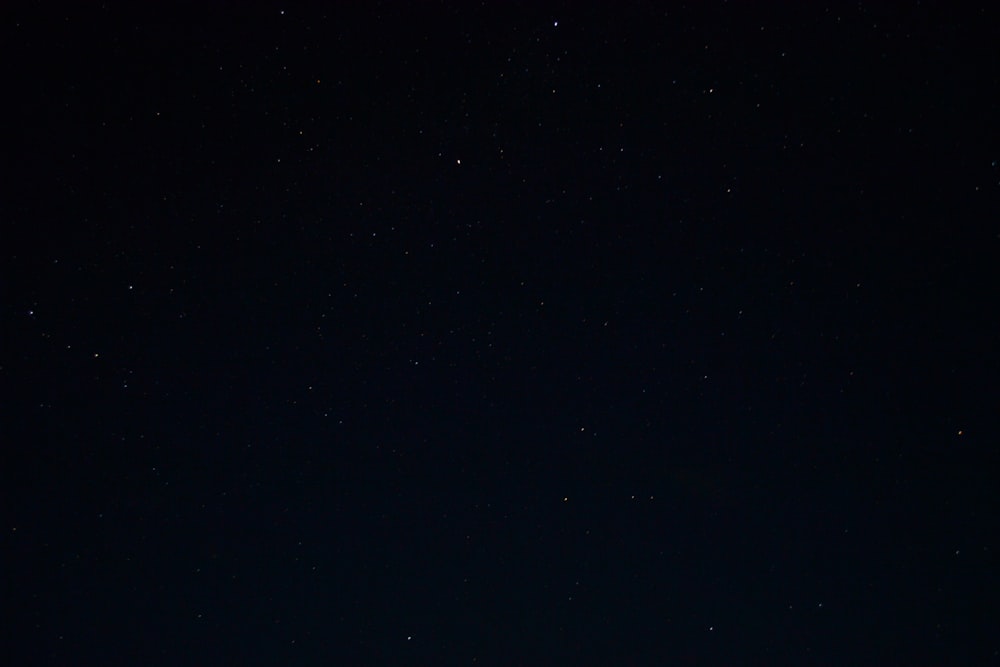 Ein Nachthimmel mit Sternen und ein paar Wolken
