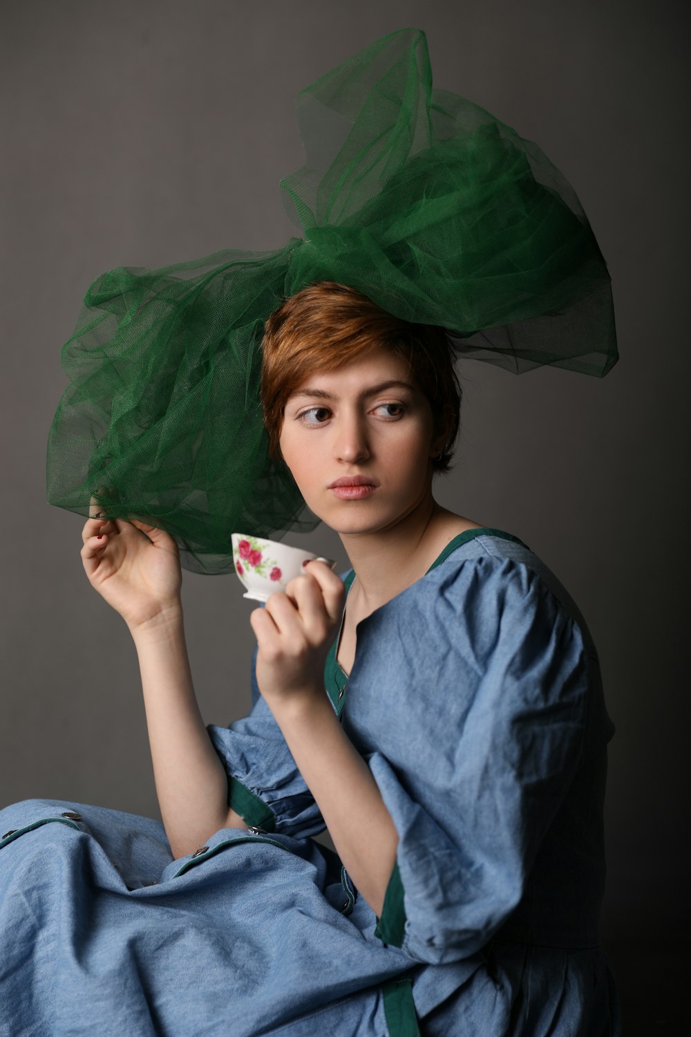Mujer sosteniendo una taza de té