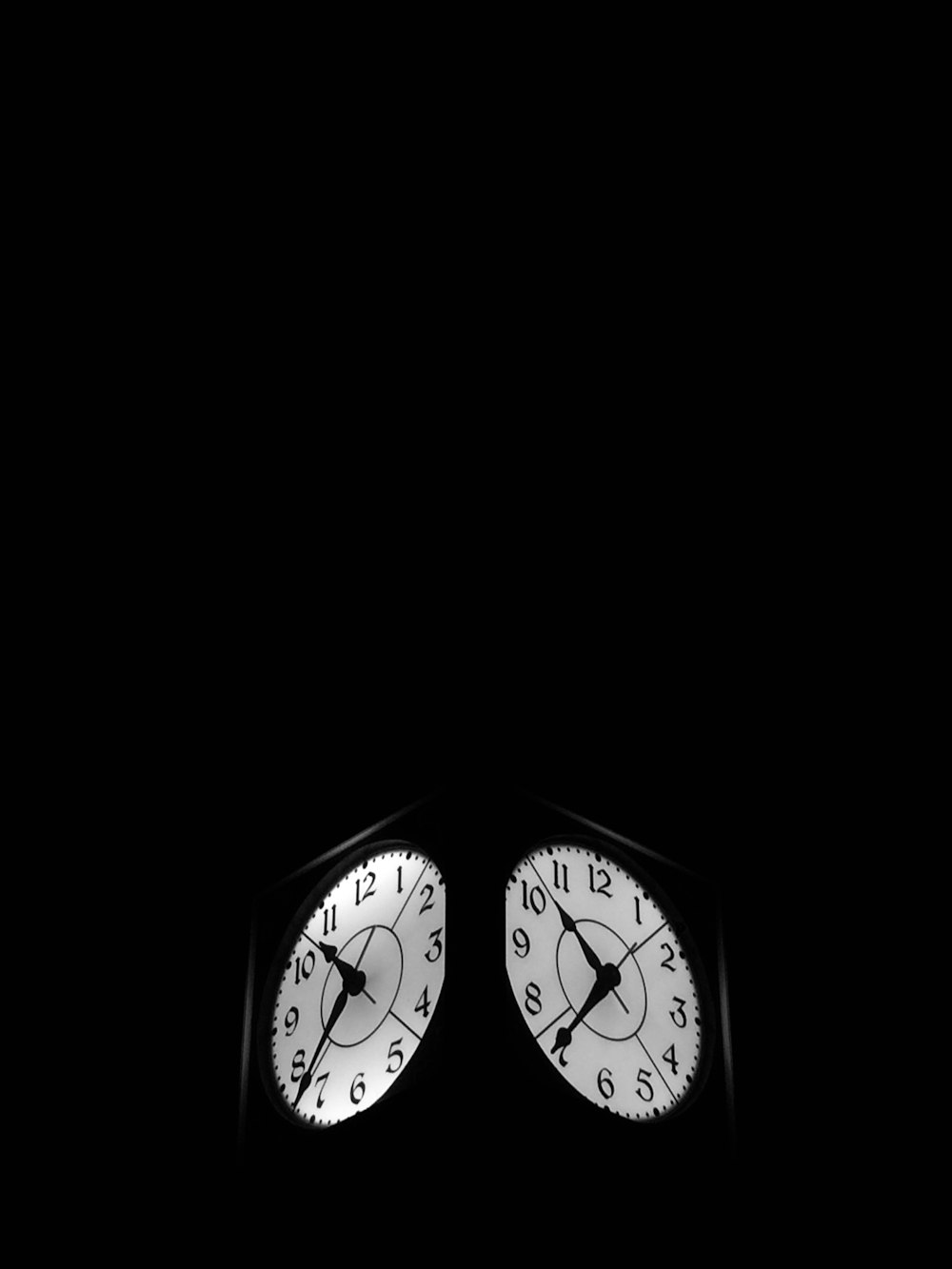 Reloj negro que muestra 7:52