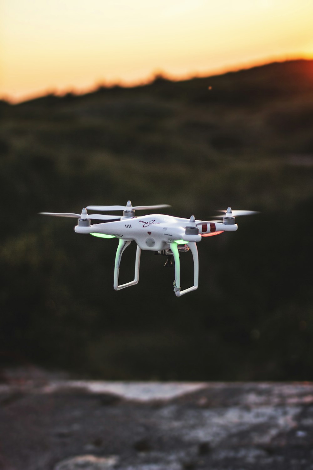 Drone quadricottero volante durante il tramonto