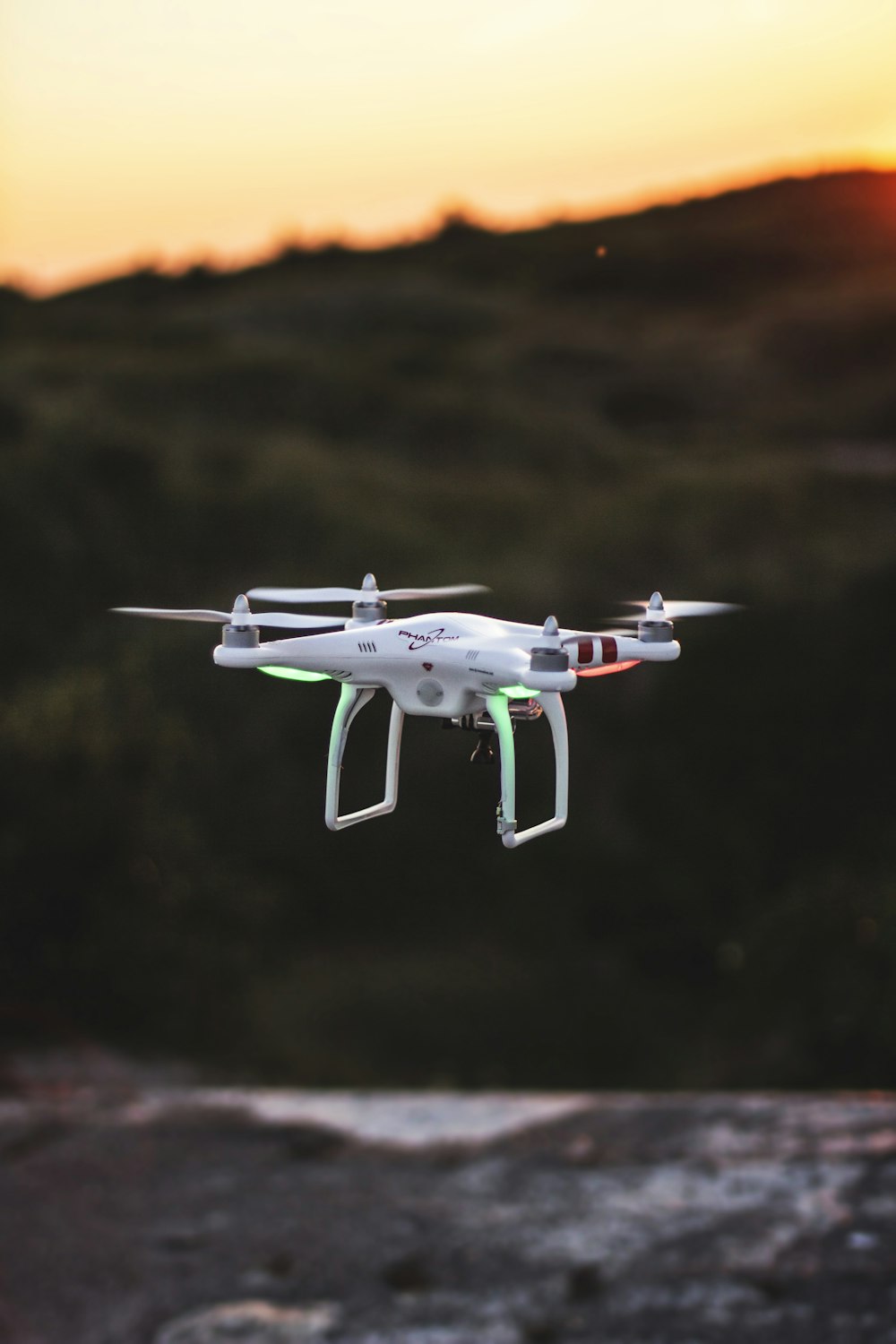 drone quadricoptère volant au coucher du soleil