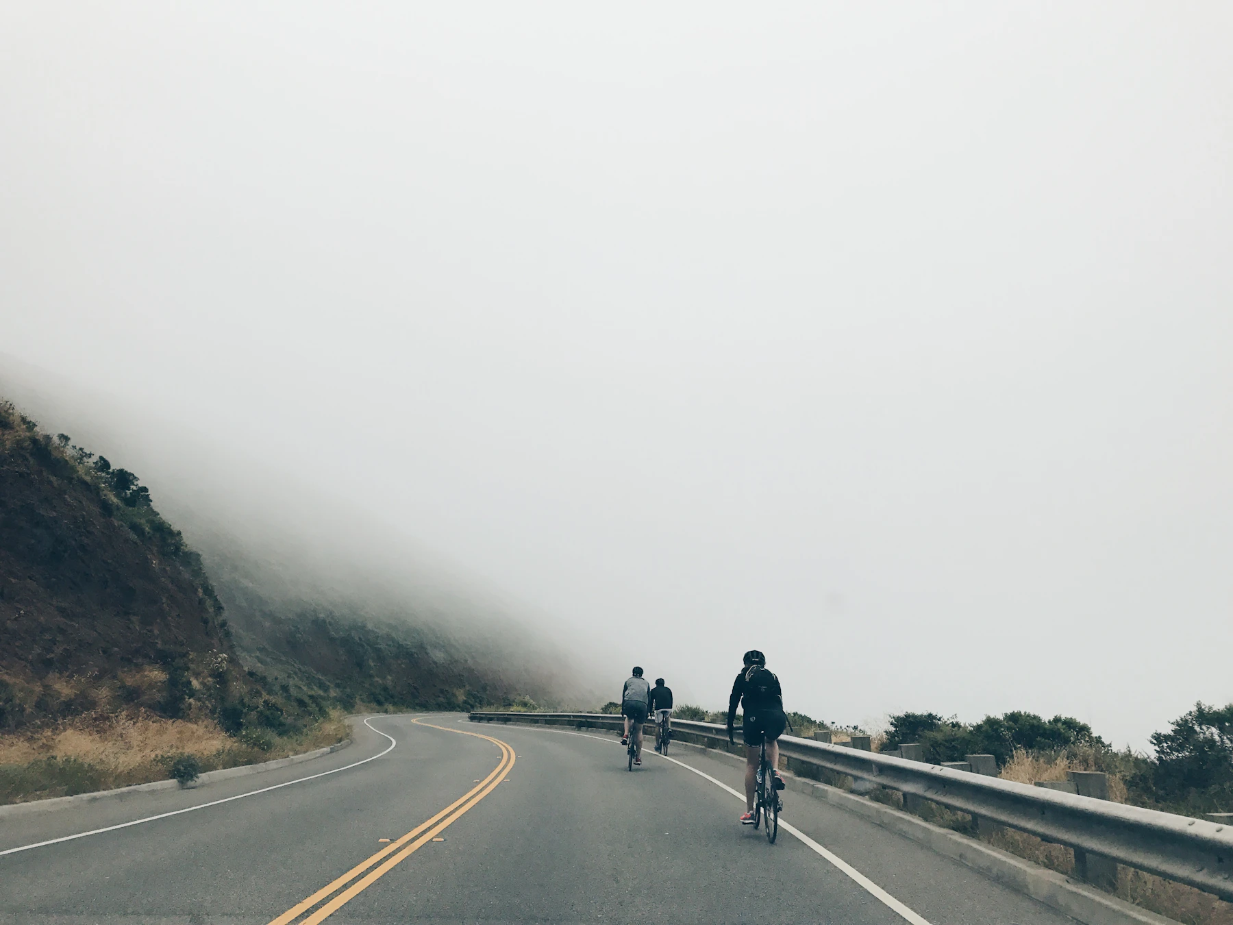 Gruppo di ciclisti su strada