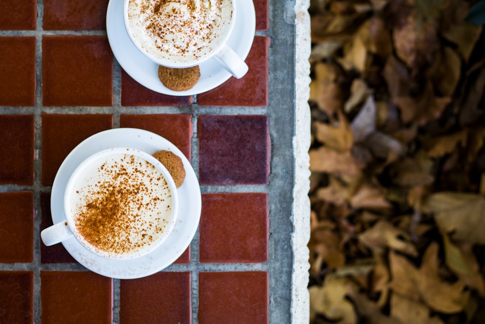 deux tasses de café sur le dessus de la table