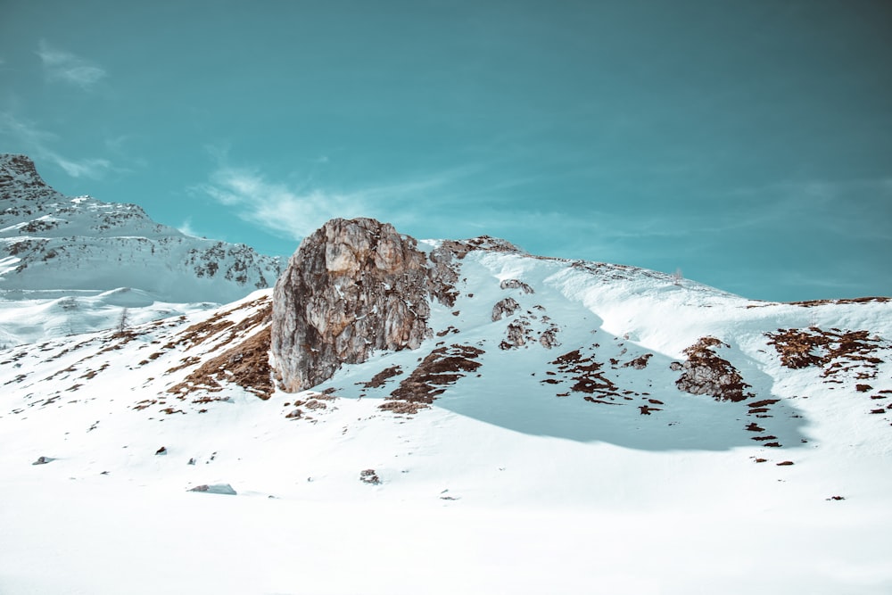 Formação rochosa cheia de neve