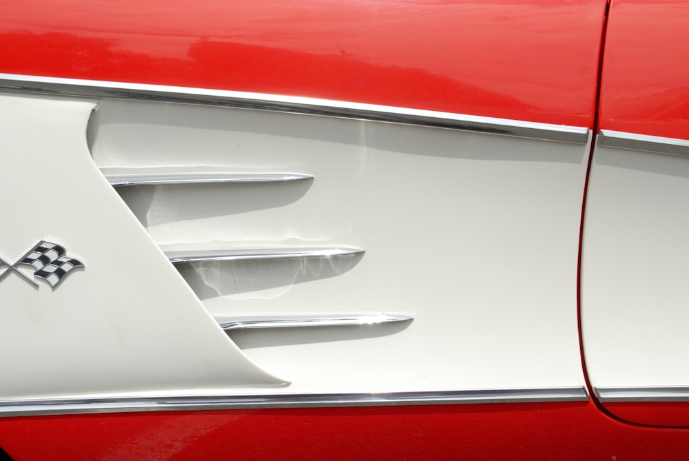 a close up of the emblem on a classic car