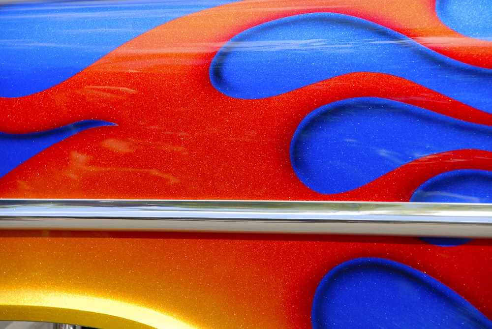 um close up de um veículo vermelho e azul