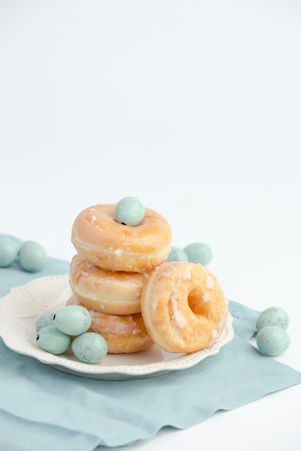 Vier Donuts auf dem Teller