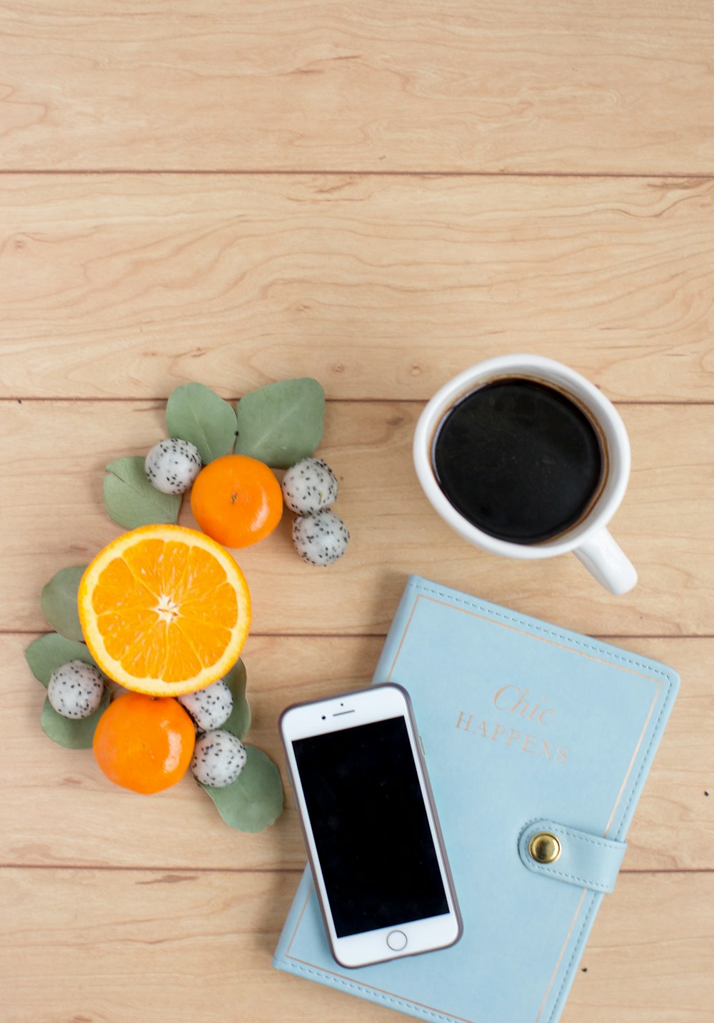 iPhone argenté sur le livre près du café