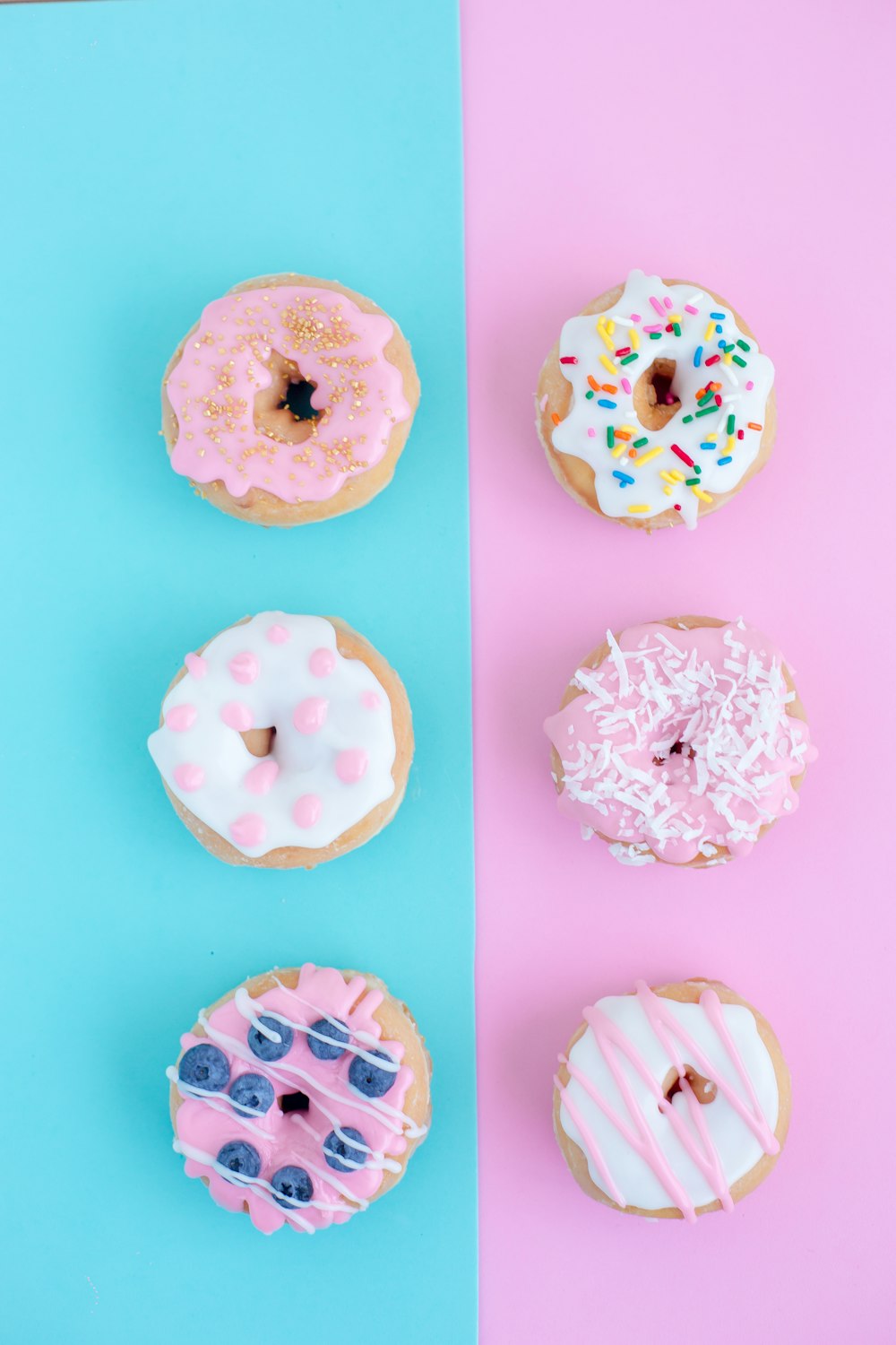 Sechs Donuts mit verschiedenen Geschmacksrichtungen