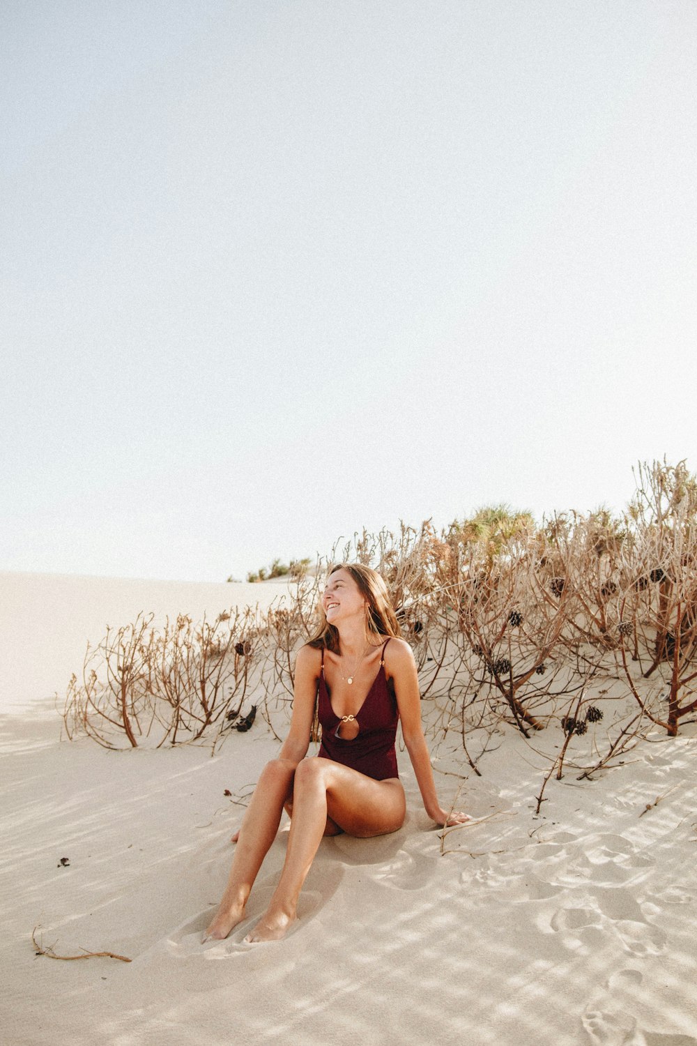 mulher sentada na areia