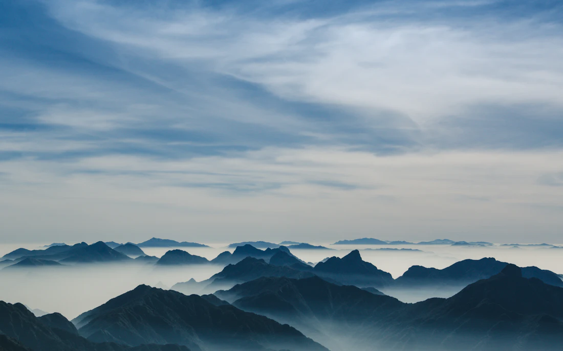 Above the clouds on the upper slopes: clear skies are typical in the dry seasons