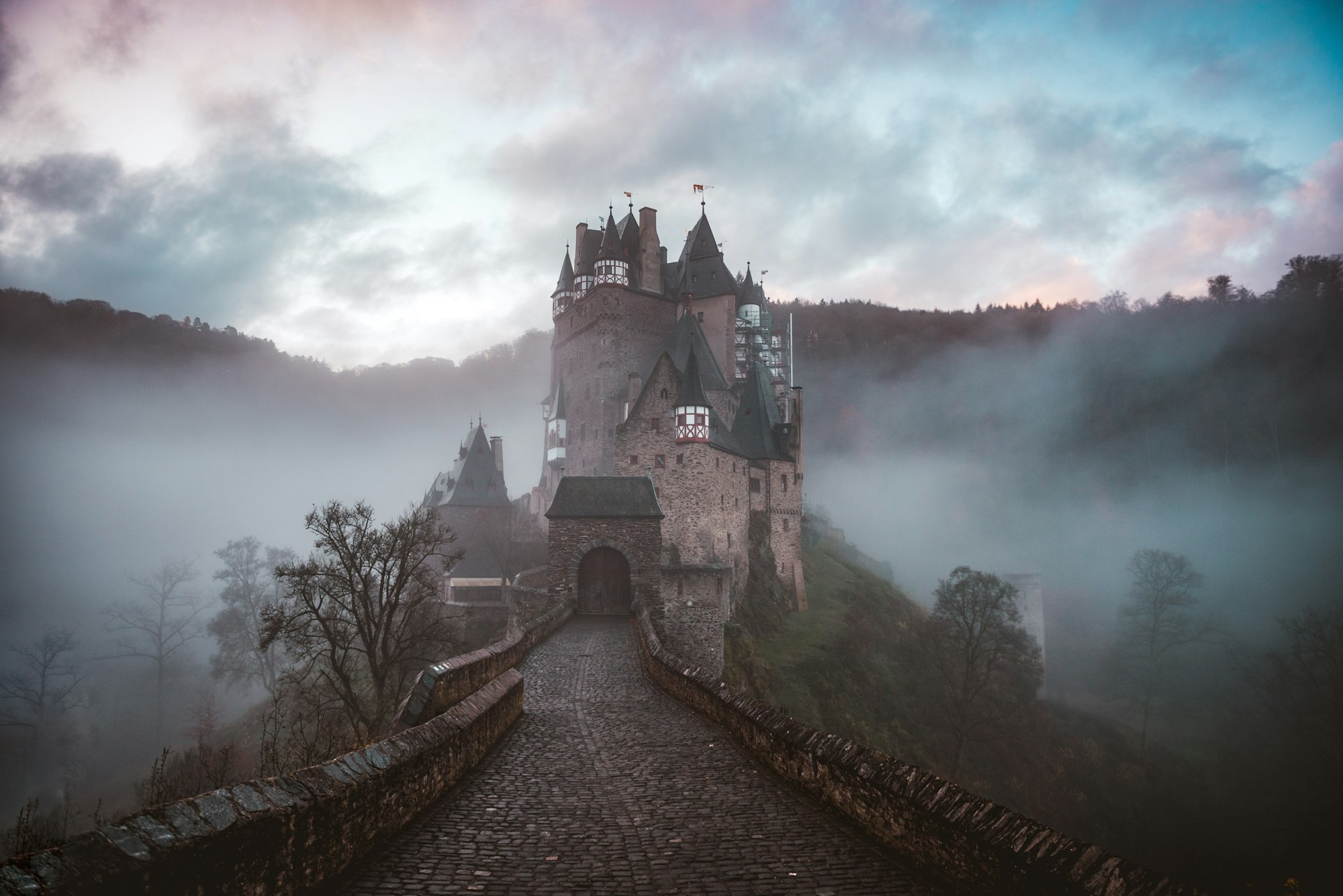 We went to Germany for one day to explore some famous instagram photo spots. The first stop was Burg Eltz during sunrise. With no tourists there yet and this amazing fog covering the castle it was like a fairytale.