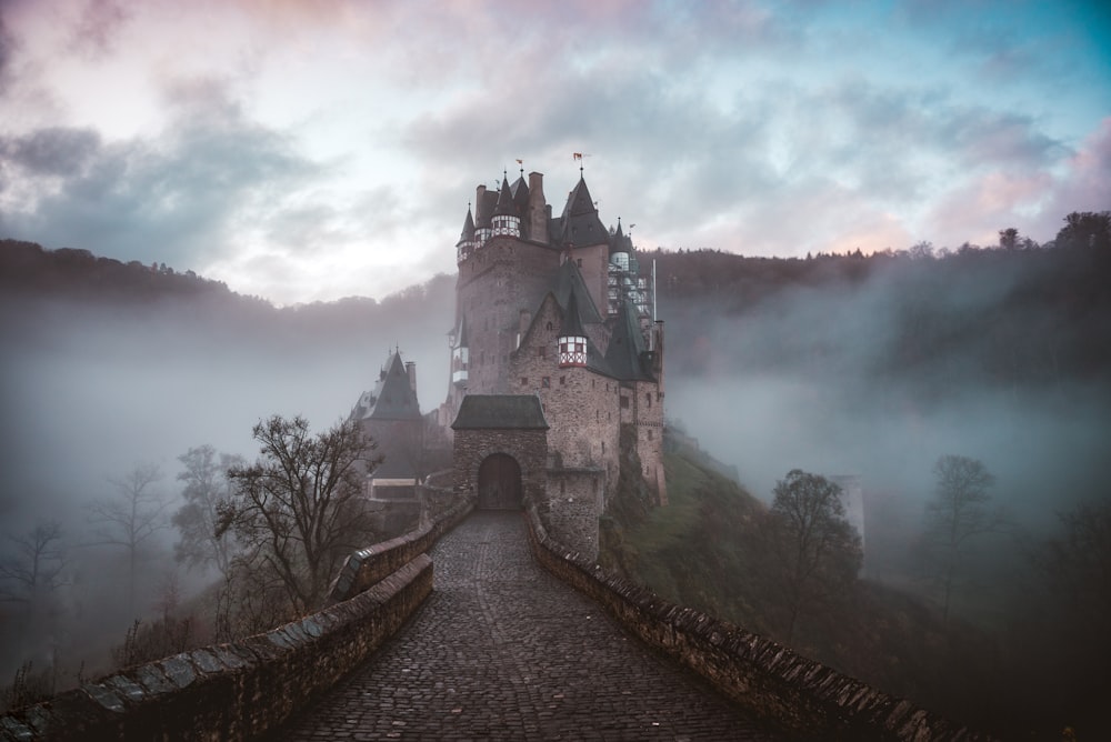 霧のかかった城のクローズアップ写真