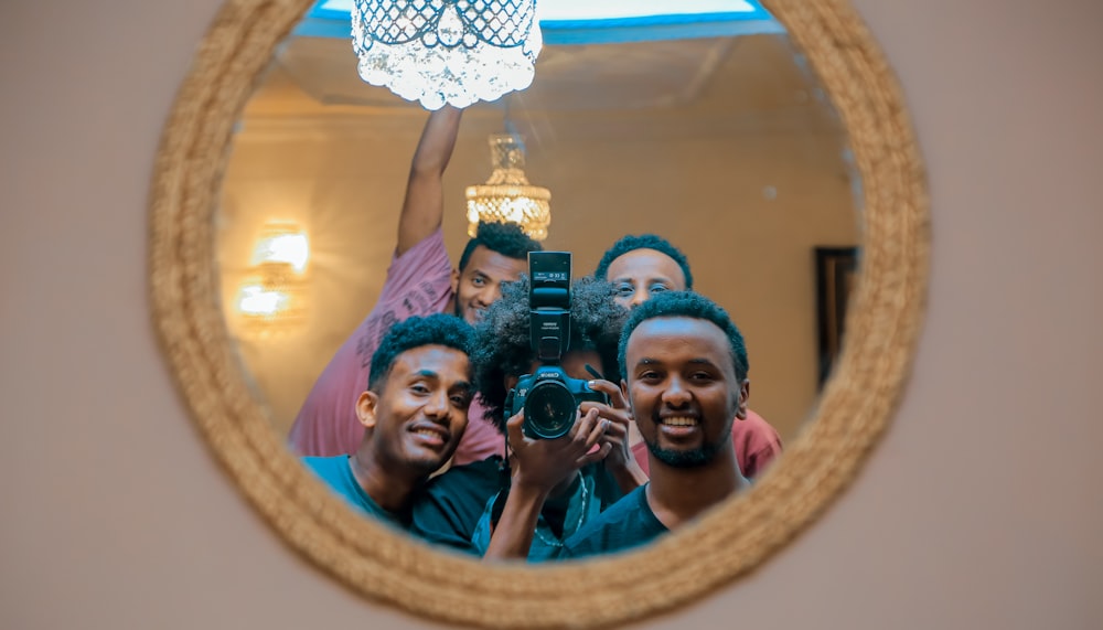 grupo de personas tomando foto en el espejo