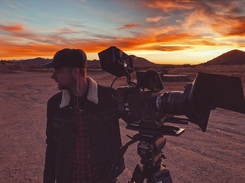 uomo che tiene la macchina fotografica al deserto