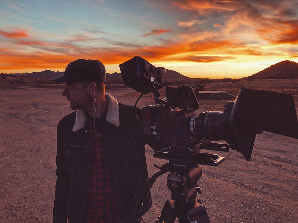 Homem segurando câmera no deserto