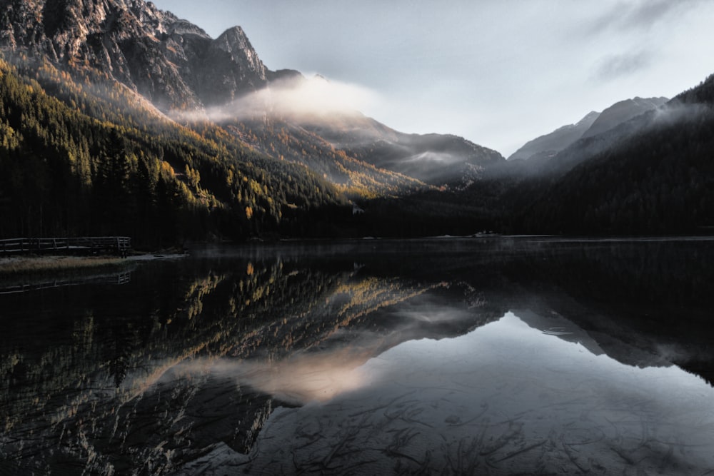 chaîne de montagnes dans la photographie de paysage