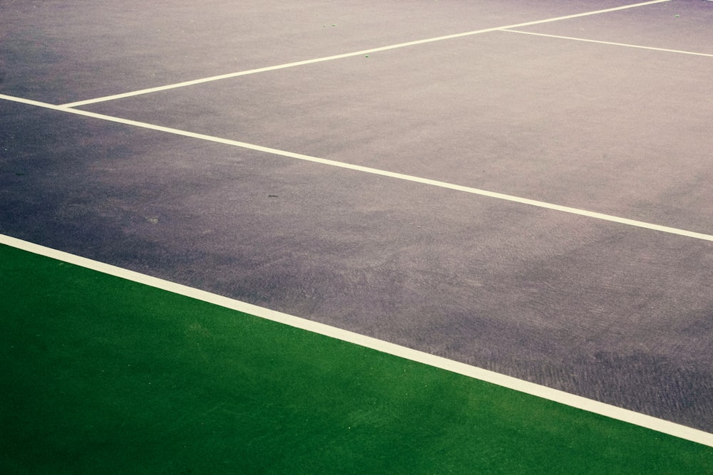 eine Person auf einem Tennisplatz mit einem Schläger