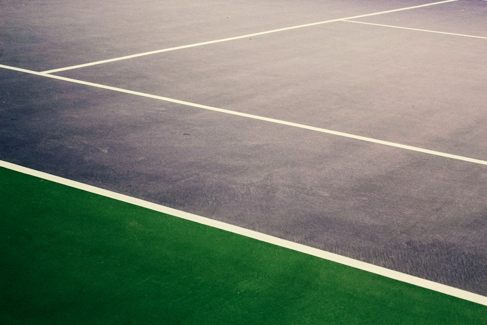 une personne sur un court de tennis avec une raquette