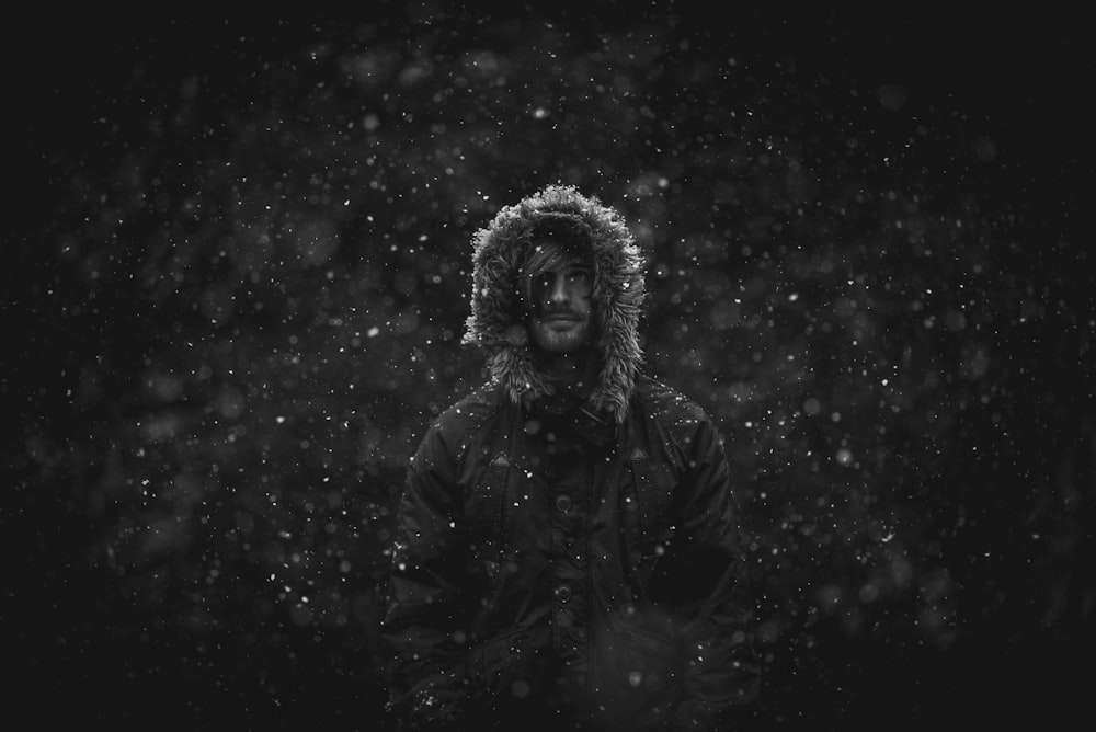 uomo che indossa giacca parka in neve