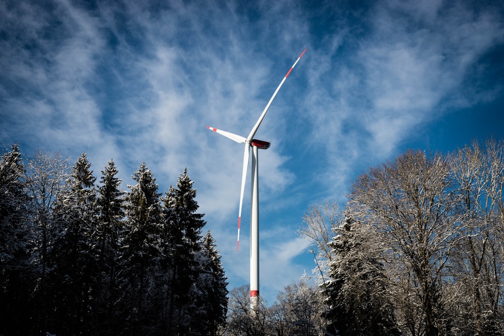 Windmühle neben Bäumen Malerei