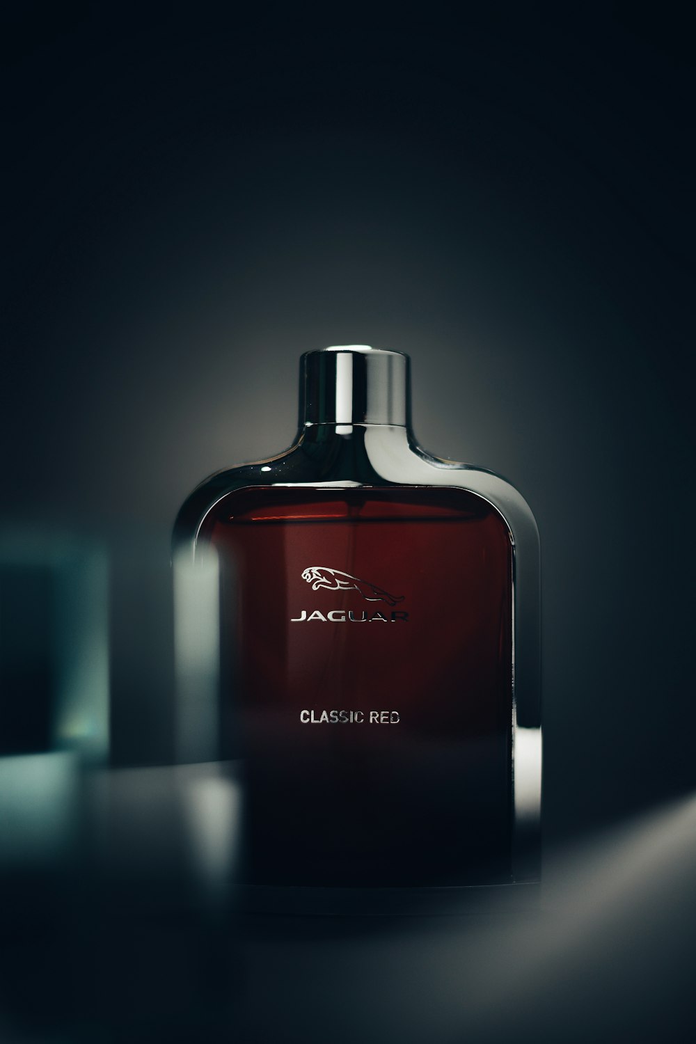 lidelse mekanisk øretelefon Jaguar Classic Red fragrance bottle photo – Free Style Image on Unsplash