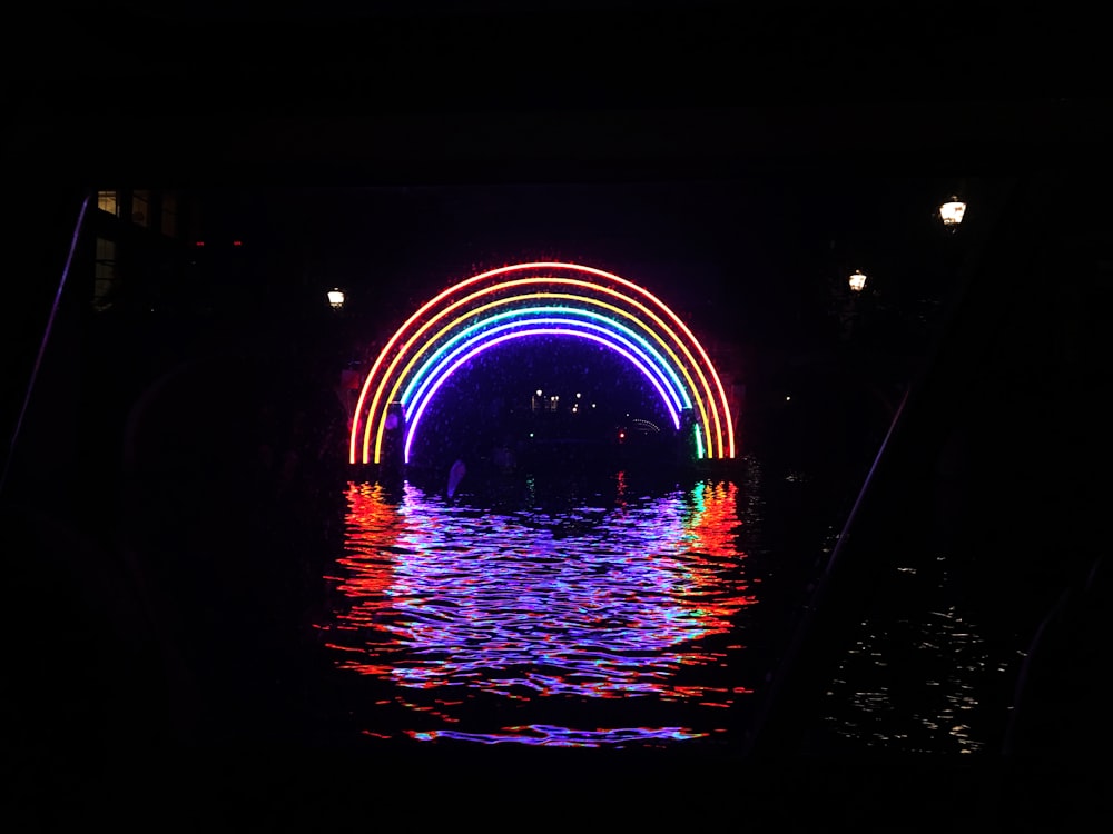 Un tunnel sombre rempli de nombreuses lumières colorées