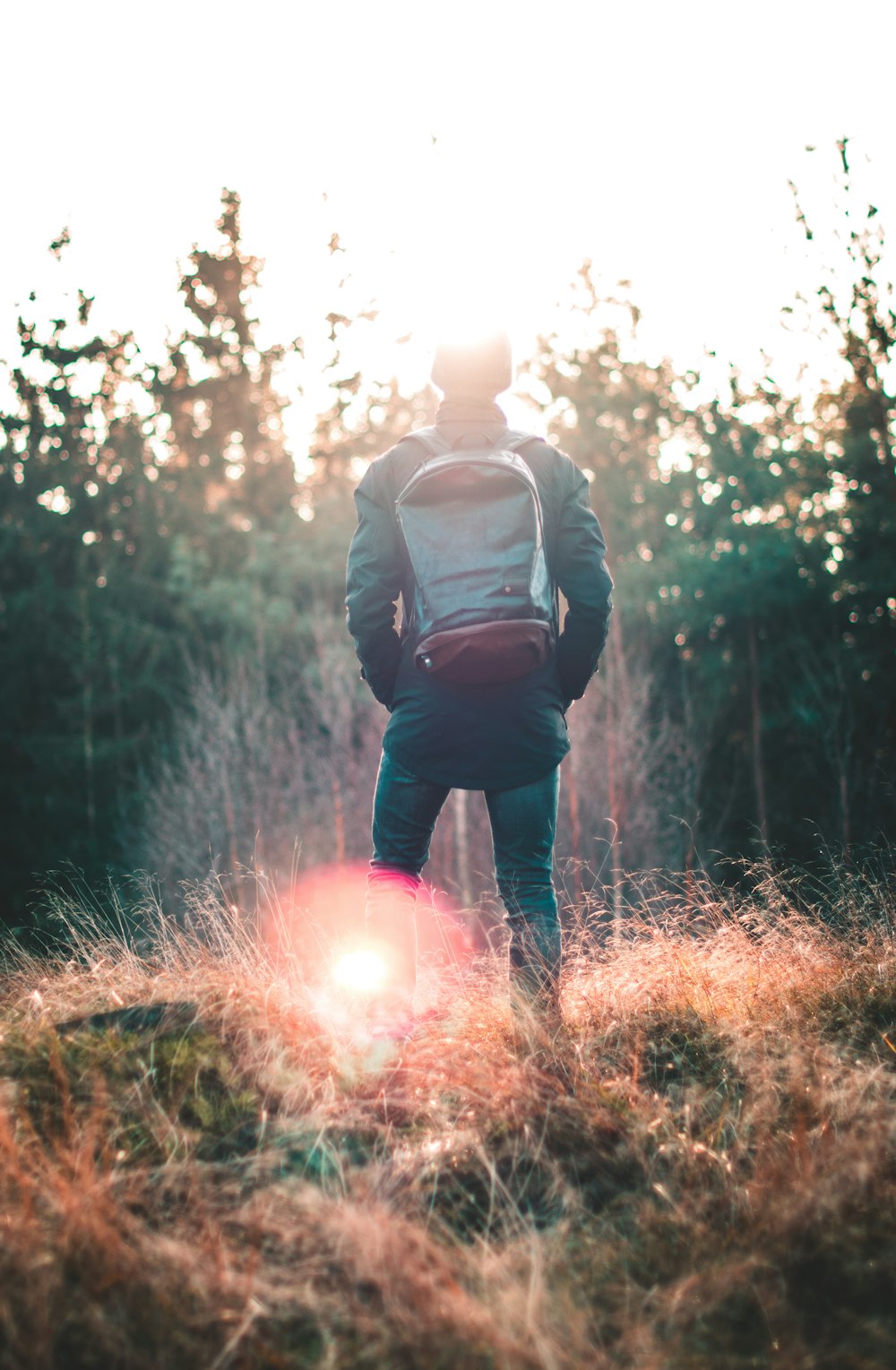 Mann mit schwarzem Rucksack in Flachfokusfotografie