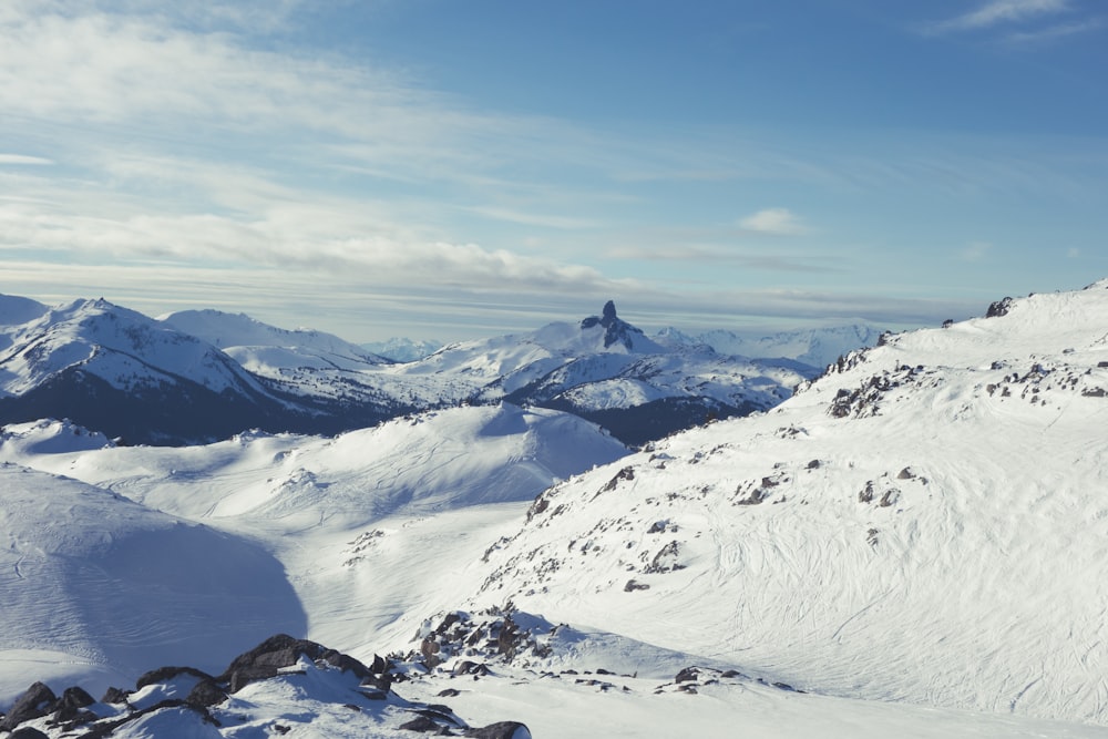 montanha coberta de neve sob o céu azul