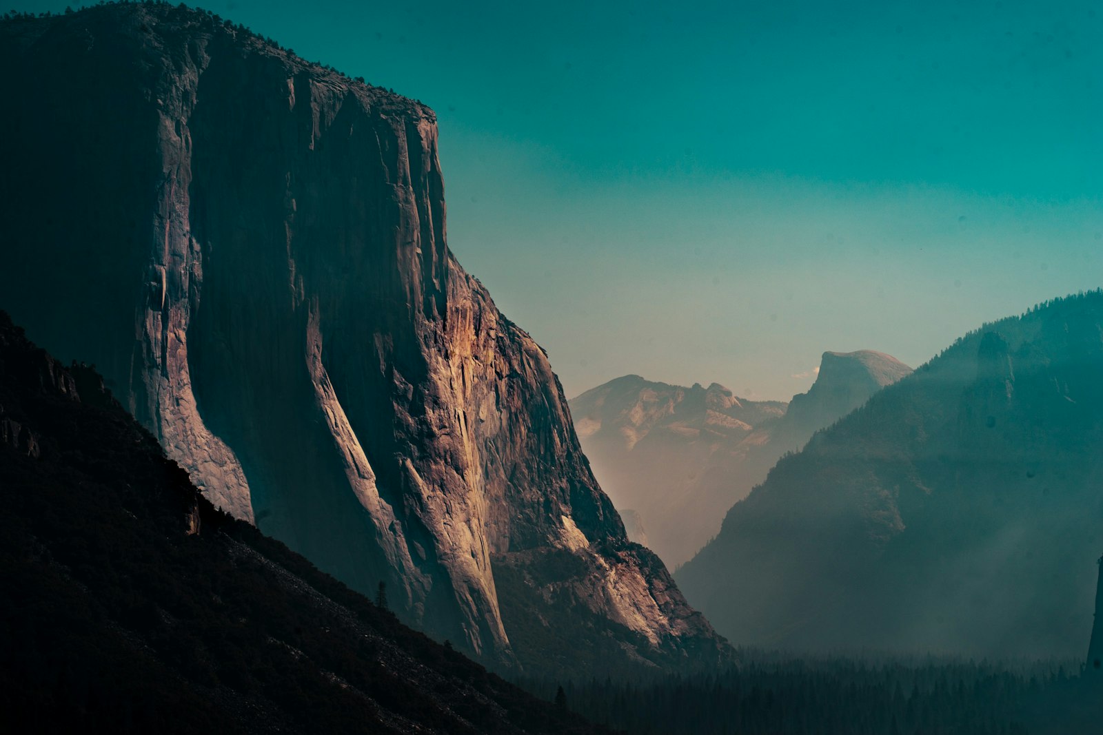 Sony a7 II + ZEISS Batis 85mm F1.8 sample photo. Rocky mountain with fog photography