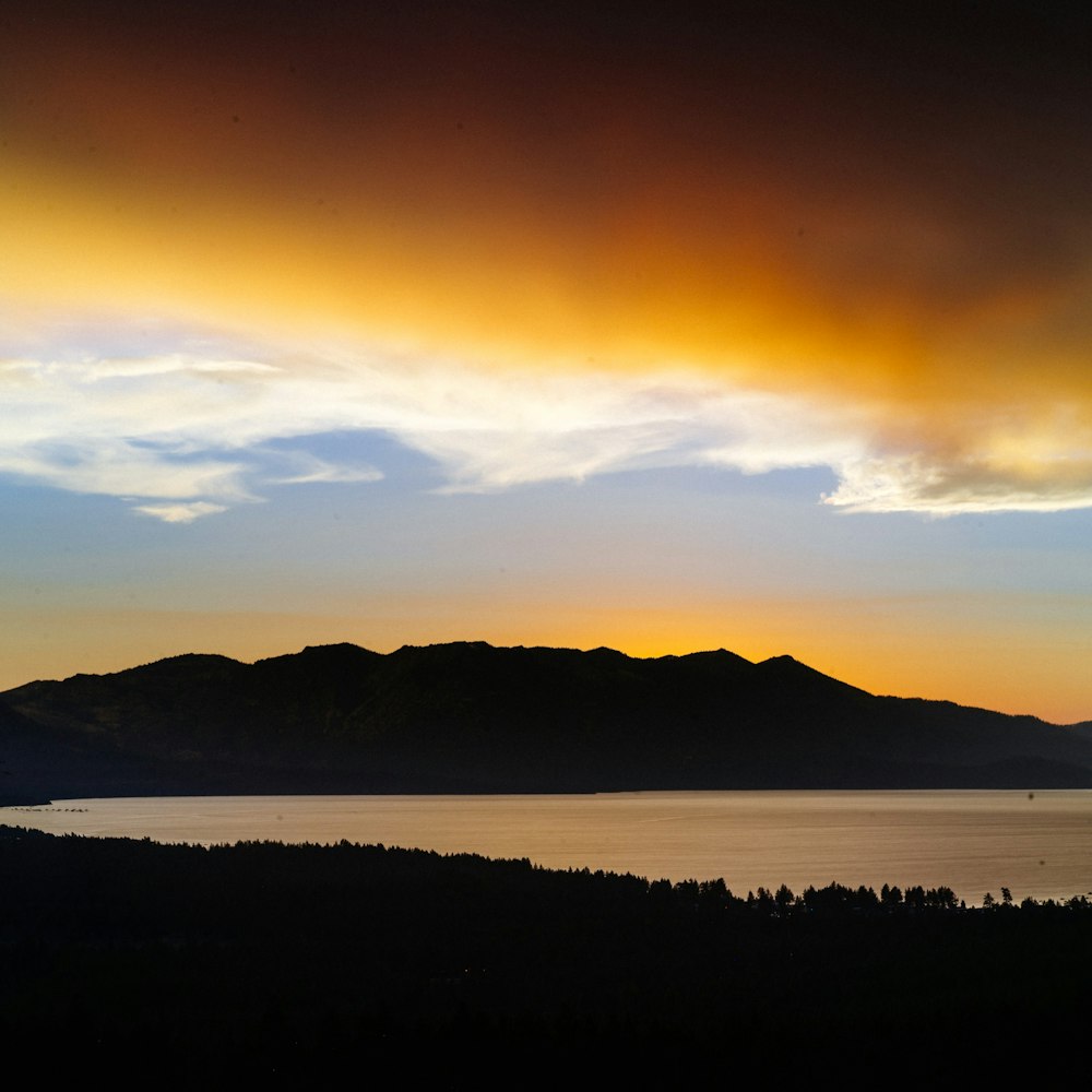 silhouette de montagne à l’heure dorée