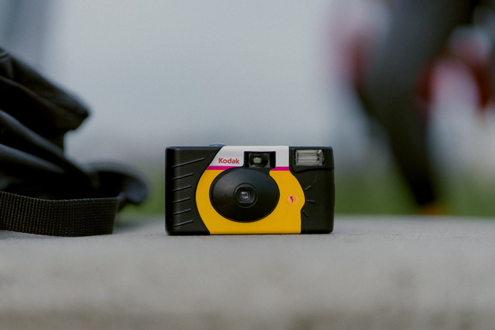 fotografia de foco seletivo da câmera Kodak em preto e amarelo