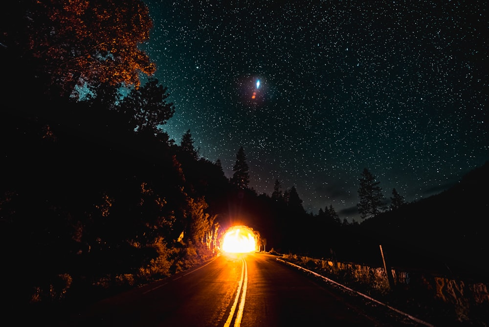 tunnel lumineux pendant la nuit