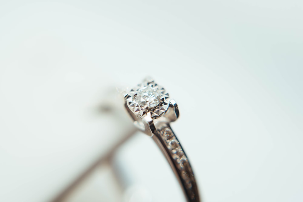 anello con pietre preziose trasparenti color argento